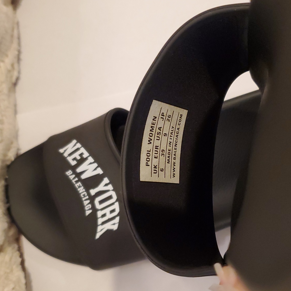 BALENCIAGA Cities New York Logo Slides - Picture 8 of 14